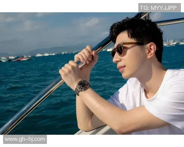 穿上足球明星同款卫衣感受赛场魅力尽显时尚风范与运动精神